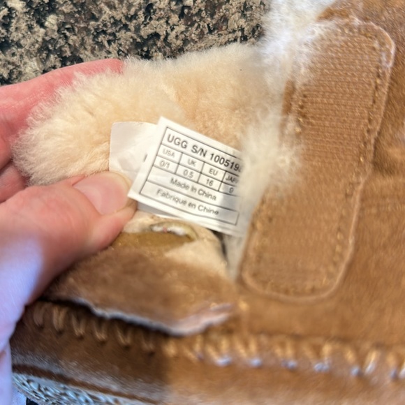 Baby Ugg Boots Tan Moccasins Fur Lined Rubber Soles Size 0/1 EUC Velcro Uggs - Picture 8 of 8